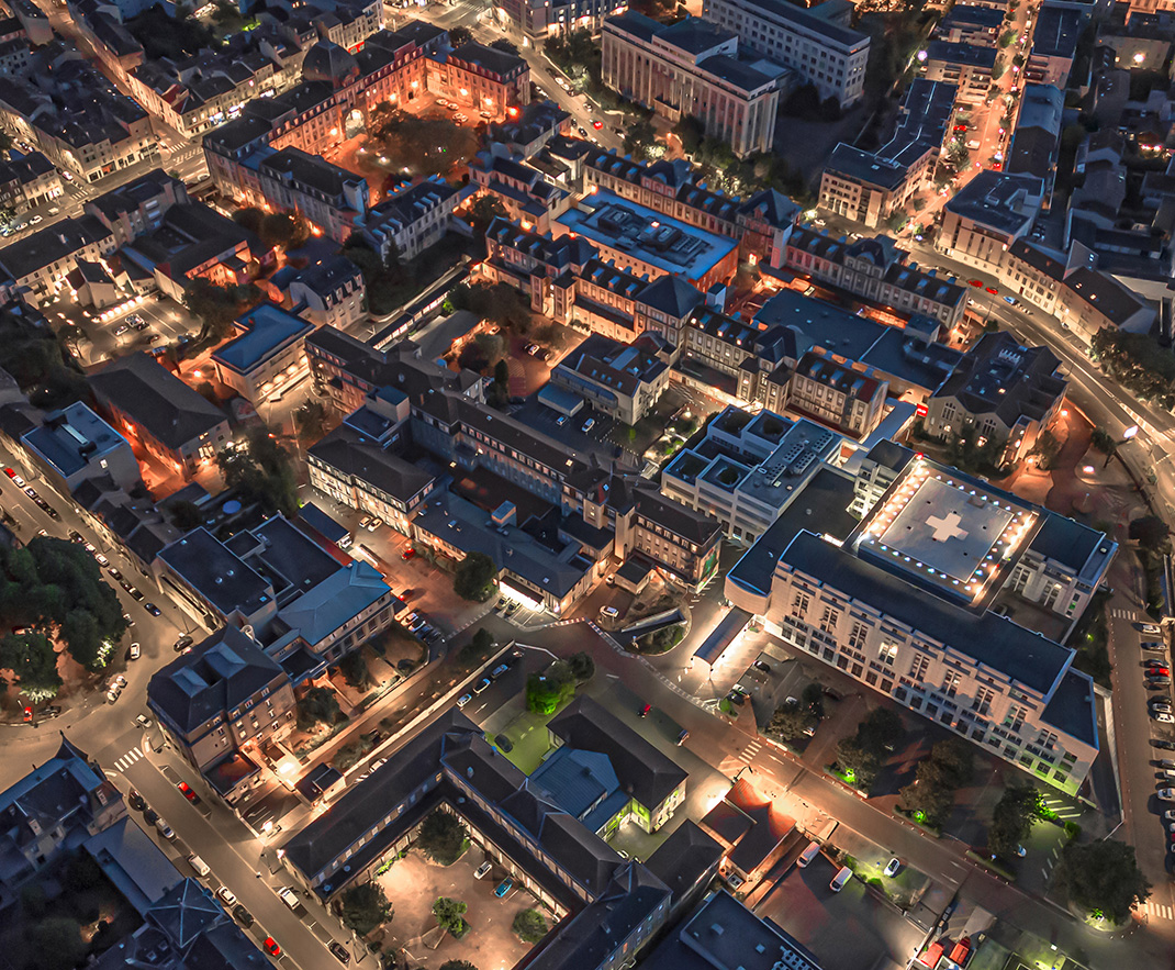 Vue aérienne de nuit de l'hôpital Central