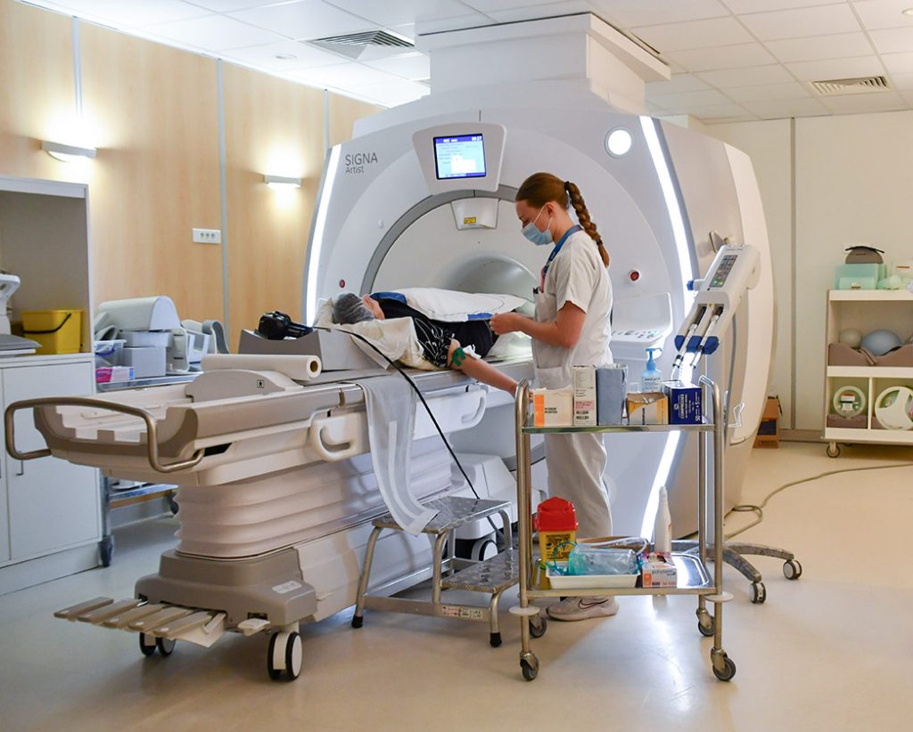 IRM pelvienne avec patient et professionnel