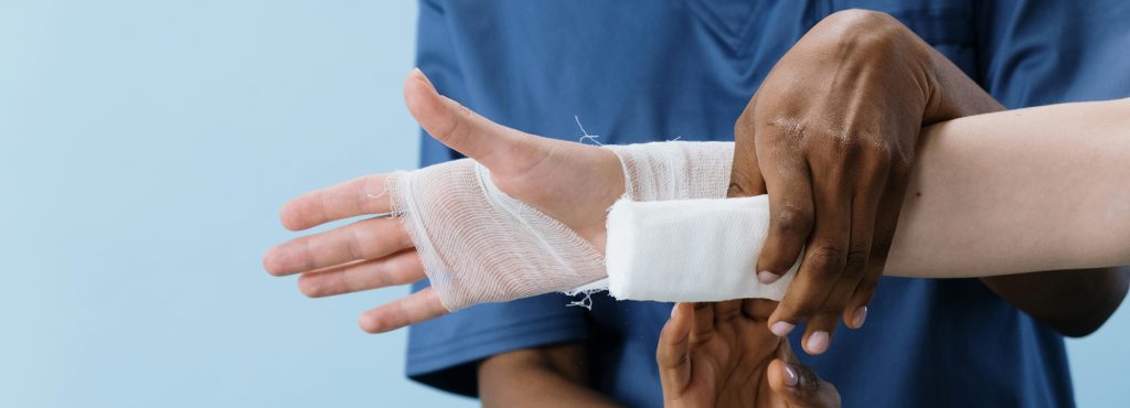 La conduite à tenir en cas de blessure de la main