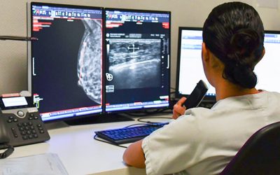 Professionnelle en train de commenter les résultats d'une mammographie