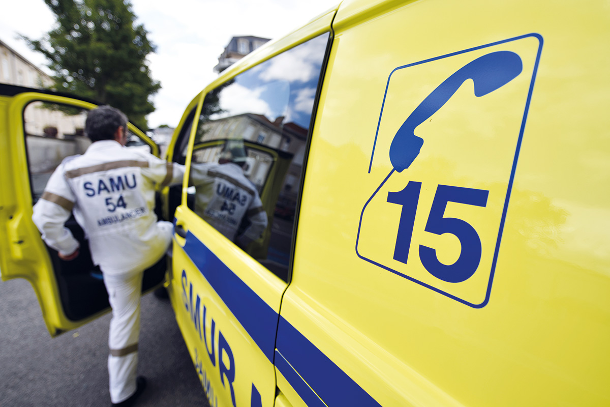 Photo d'un ambulancier et d'un véhicule du SMUR