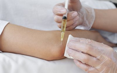 Injection du traitement dans l'articulation du coude