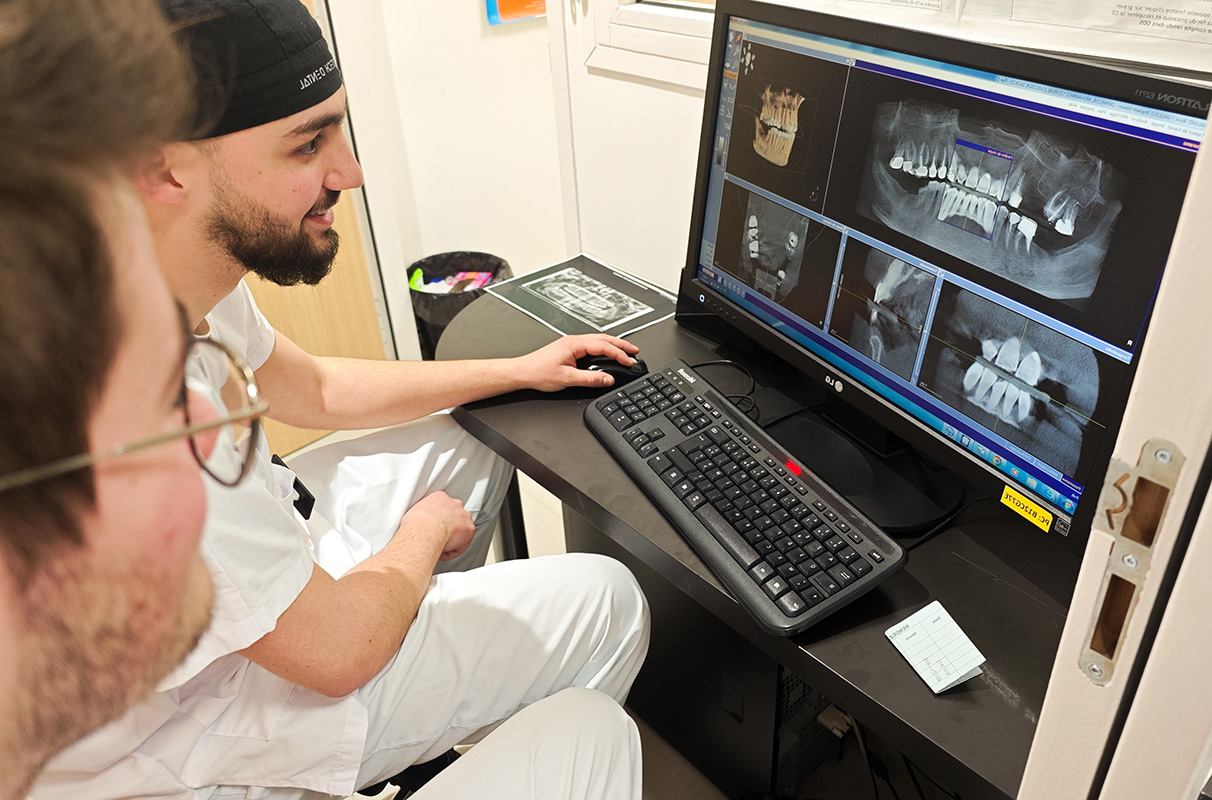un chirurgien dentiste analyse les images d'une radio dentaire