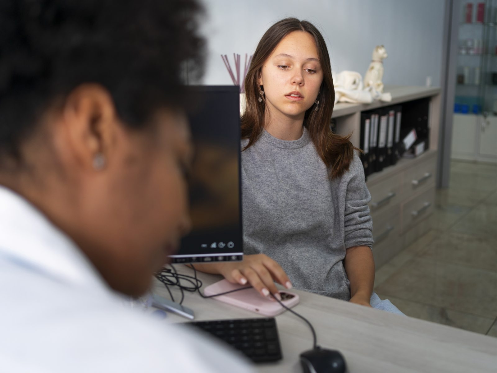 Médecin et adolescente
