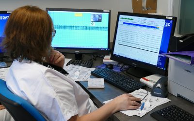 Photo d'une infirmière technicienne du sommeil qui vérifie des tracés sur un ordinateur